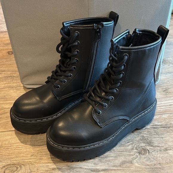 Steve Madden Black Lace-Up Ankle Boots Size 6 - Picture 1 of 7